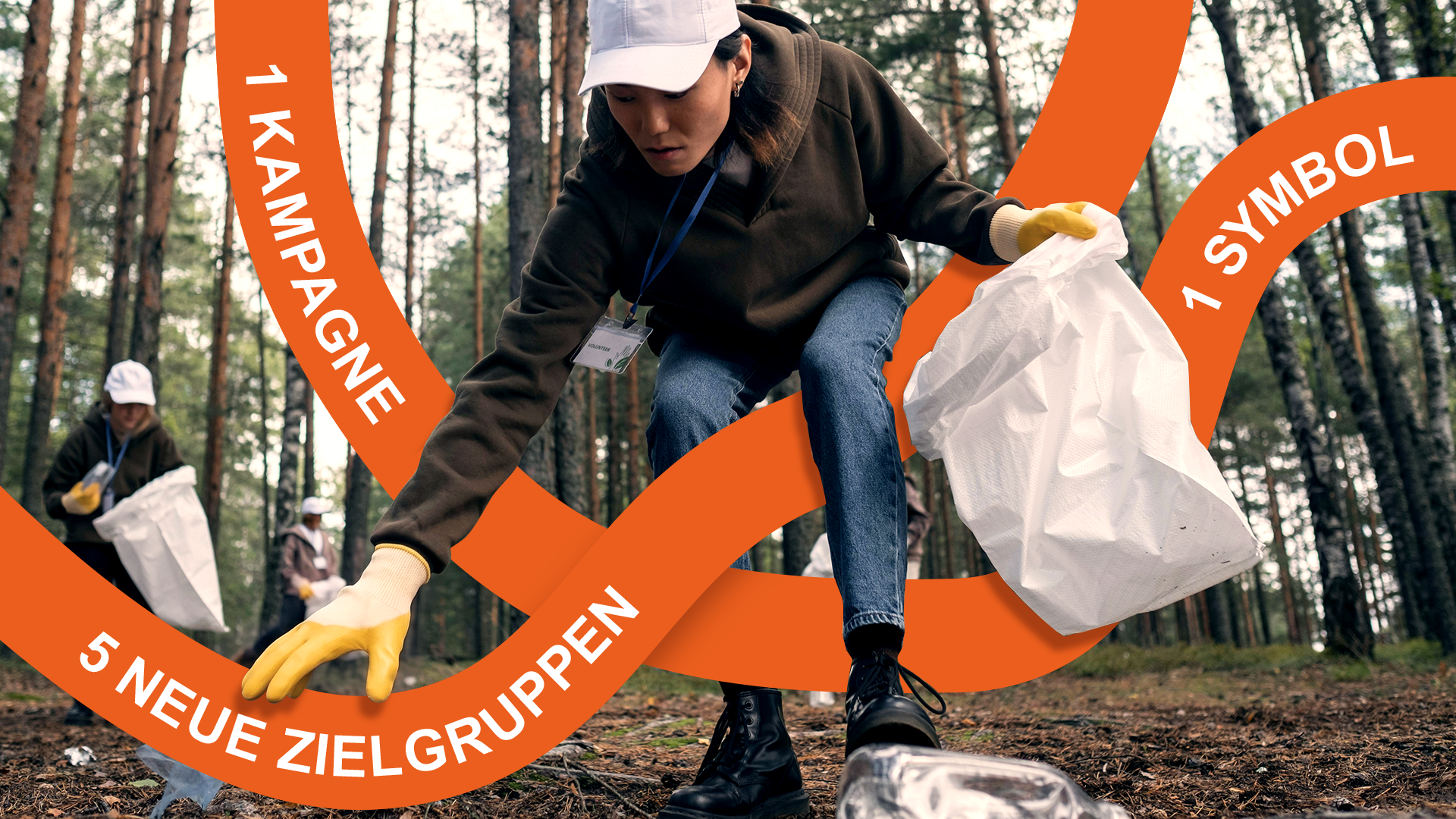 Porträtformatiges Bild mit einer Frau, die in einem Waldgebiet Müll aufsammelt. Drei orangefarbene Wellenbänder tragen die Texte „1 Kampagne", „5 neue Zielgruppen" und „1 Symbol".