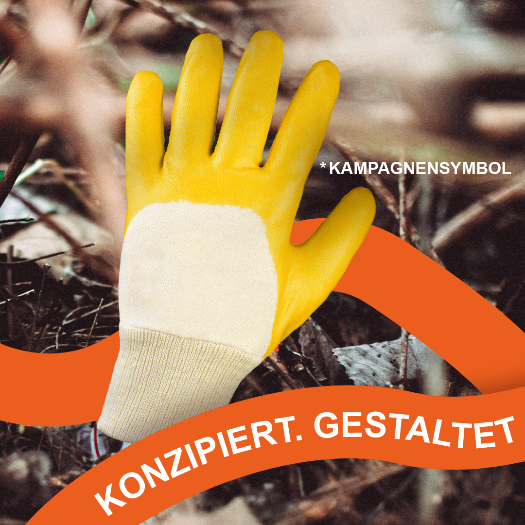 Quadratisches Bild eines gelben Arbeitshandschuhs auf einem Waldboden aus Ästen und Laub. Ein orangefarbenes Wellenband trägt den Text „Konzipiert. Gestaltet". Rechts oben der Hinweis „*Kampagnensymbol".