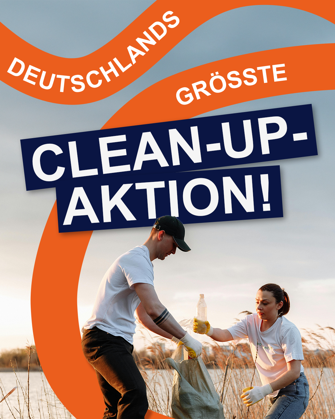 Zwei Personen sammeln mit gelben Handschuhen Müll in einem Schilfgebiet. Im Vordergrund der Text „Deutschlands größte Clean-Up-Aktion!" auf orangefarbenen Wellenbändern, gestaltet im CI von "Hamburg räumt auf!"