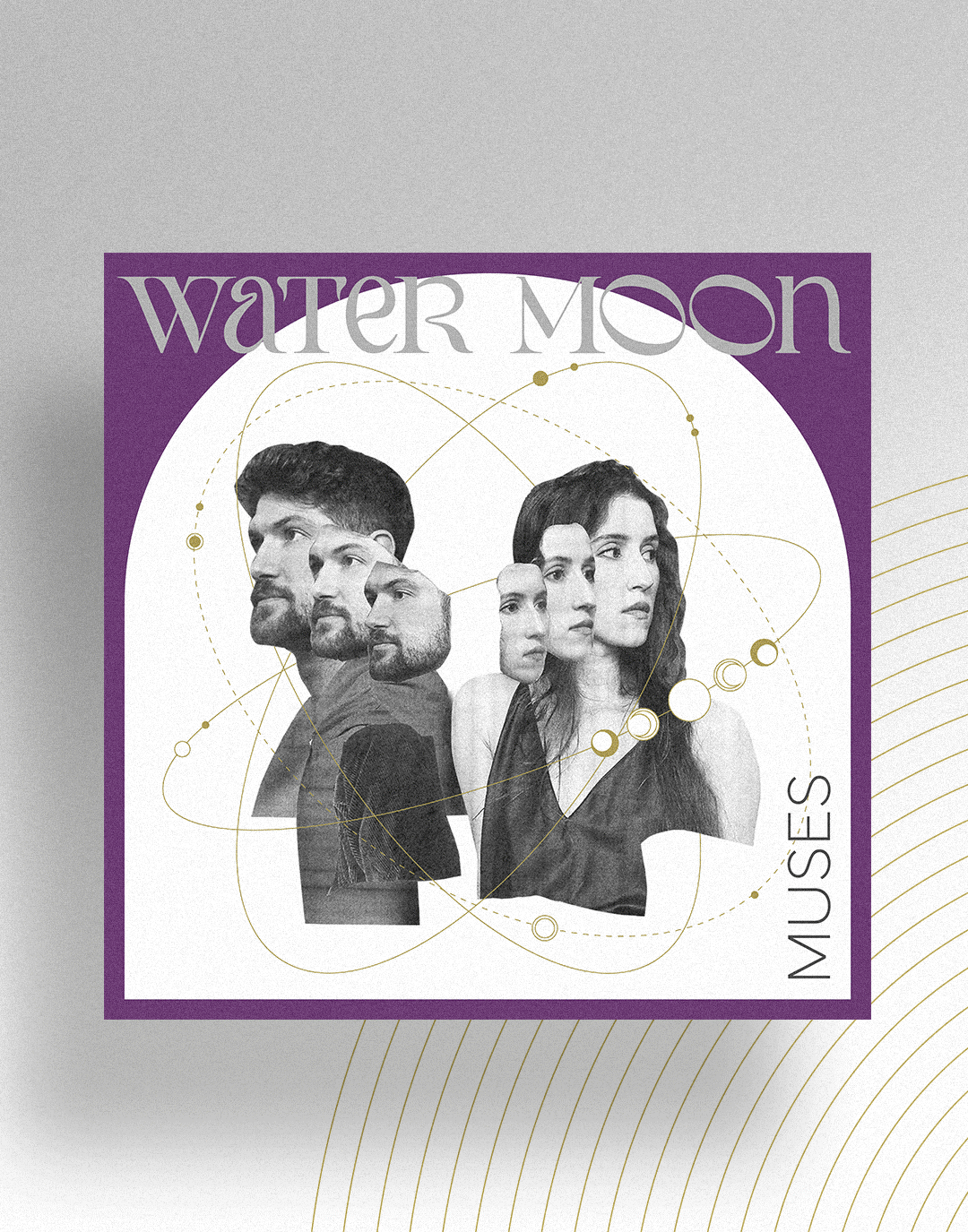 Cover rotieren durch:
1. Muses (EP-Cover / Bandversion)
„EP-Cover mit dem Titel „Muses" von Water Moon. Dunkelvioletter Hintergrund mit weißem Bogen: zwei Bandmitglieder in gestaffelter Mehrfachbelichtung – links ein bärtiger Mann, rechts eine langhaarige Frau – beide in Schwarz-Weiß. Goldene Orbitalbahnen mit kleinen Kreisen überlagern die Figuren. Bandname oben, Titel unten rechts."

2. Waiting for Something
„Single-Cover „Waiting for Something" von Water Moon. Hellvioletter Hintergrund, weißer Bogen: eine ältere Frau mit Hut hält einen großen Ball, daneben ein surreales, verdrehtes Rollercoaster-Element. Goldene Pfeil-Symbole zeigen nach unten. Bandname oben, Titel unten und rechts vertikal."

3. Pomegranate
„Single-Cover „Pomegranate" von Water Moon. Hellvioletter Rahmen, weißer Bogen mit konzentrischen goldenen Ringen: eine surreale Figur mit Granatapfel als Kopf steht auf einem Sockel, davor ein Kleriker in schwarzem Umhang von hinten. Bandname oben, Titel vertikal rechts."

4. Oracle
„Single-Cover „Oracle" von Water Moon. Hellvioletter Hintergrund, weißer Bogen: zwei übereinanderliegende Tarot-ähnliche Karten mit einer Schwarz-Weiß-Illustration – Mondsichel mit eingebettetem Auge über einem gewundenen Pfad. Goldene Sterne, Spiralen und Planetensymbole als Hintergrundgrafik. Bandname oben, Titel unten rechts."

5. Muses
„Single-Cover „Muses" von Water Moon. Hellvioletter Hintergrund, weißer Bogen: eine Schwarz-Weiß-Fotografie einer tanzenden Frau mit ausgebreiteten Armen, deren Körper nach unten hin in eine fließende, organische Form zerfließt. Goldene Konturlinie umreißt die Figur. Bandname oben, Titel unten rechts."

6. Atlas
„Single-Cover „Atlas" von Water Moon. Hellvioletter Hintergrund, weißer Bogen: eine stehende Person in futuristischem Outfit auf einem Felsen, der Kopf durch einen kreisförmigen Mond-Ausschnitt ersetzt. Goldene elliptische Linien umkreisen die Figur. Bandname oben, Titel unten rechts."

7. Three Heads
„Single-Cover „Three Heads" von Water Moon. Auf hellviolettem Hintergrund mit weißem Bogen: drei überlagerte Schwarz-Weiß-Gesichter desselben Mannes mit weit aufgerissenen Mündern und leeren Augen. Darüber verschlungene goldene Linien. Bandname oben, Titel diagonal unten rechts."