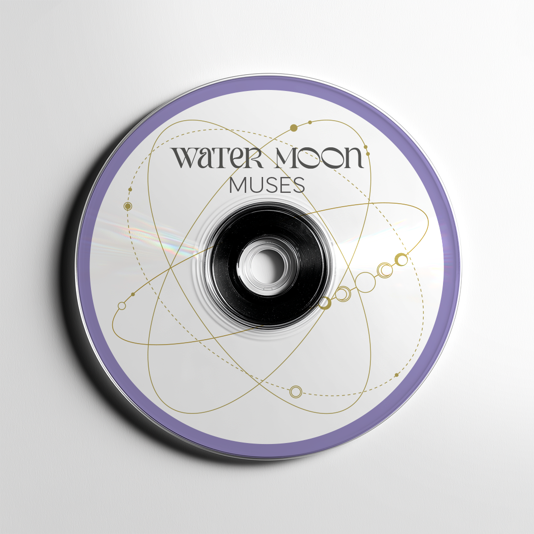Einzelne Water Moon CD auf weißem Hintergrund. Das Label ist weiß mit goldenen Orbitalbahnen, die um die Mitte kreisen. Logo und Titel sind oben.