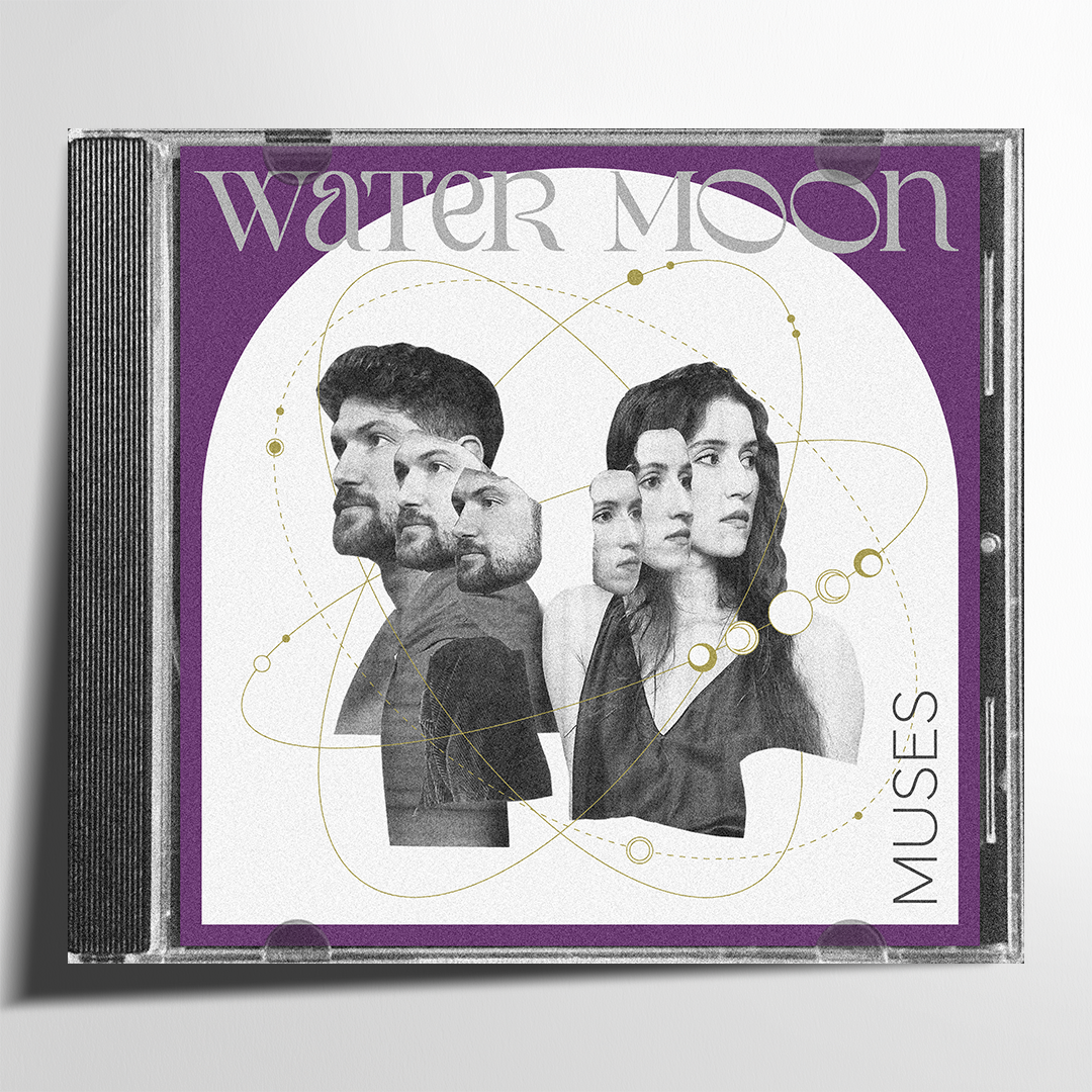 Mockup einer Compact Disk Hülle mit dem EP-Cover Muses von der Band Water Moon. Dunkelvioletter Hintergrund mit weißem Bogen: zwei Bandmitglieder in gestaffelter Mehrfachbelichtung – links ein bärtiger Mann, rechts eine langhaarige Frau – beide in Schwarz-Weiß. Goldene Orbitalbahnen mit kleinen Kreisen überlagern die Figuren. Bandname oben, Titel unten rechts.