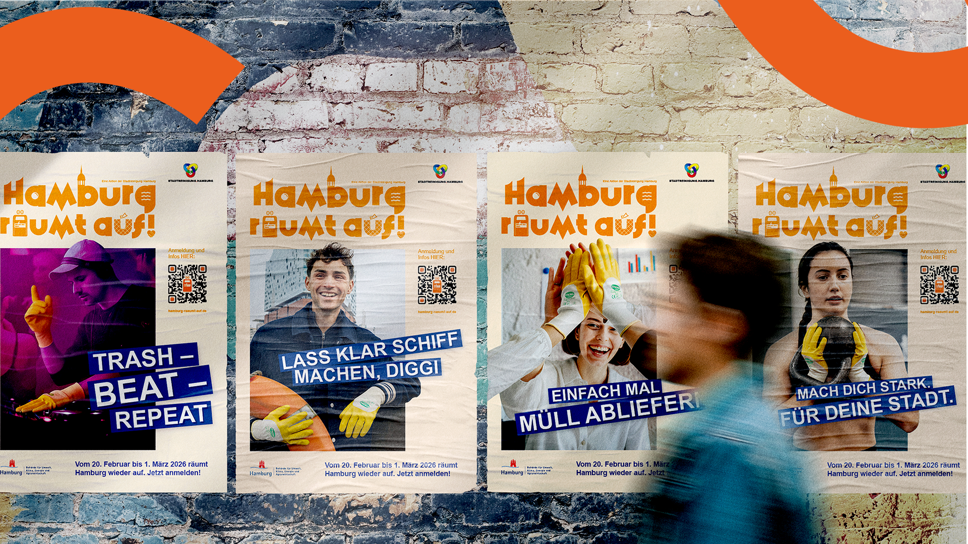 Vier Kampagnenplakate von "Hamburg räumt auf!" an einer Backsteinmauer, jeweils mit einem zielgruppenspezifischen Motiv und Slogan: „Trash – Beat – Repeat", „Lass klar Schiff machen, Diggi", „Einfach mal Müll abliefern" und „Mach dich stark. Für deine Stadt."