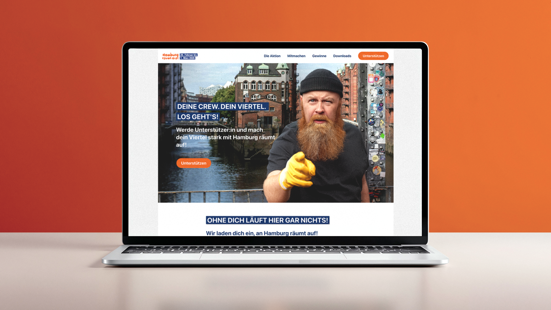 Laptop-Mockup der Unterstützer-Landingpage von "Hamburg räumt auf!" auf orangefarbenem Hintergrund. Die Seite zeigt einen bärtigen Mann mit gelbem Handschuh und den Headings „Deine Crew. Dein Viertel. Los geht's!" sowie „Ohne dich läuft hier gar nichts!"