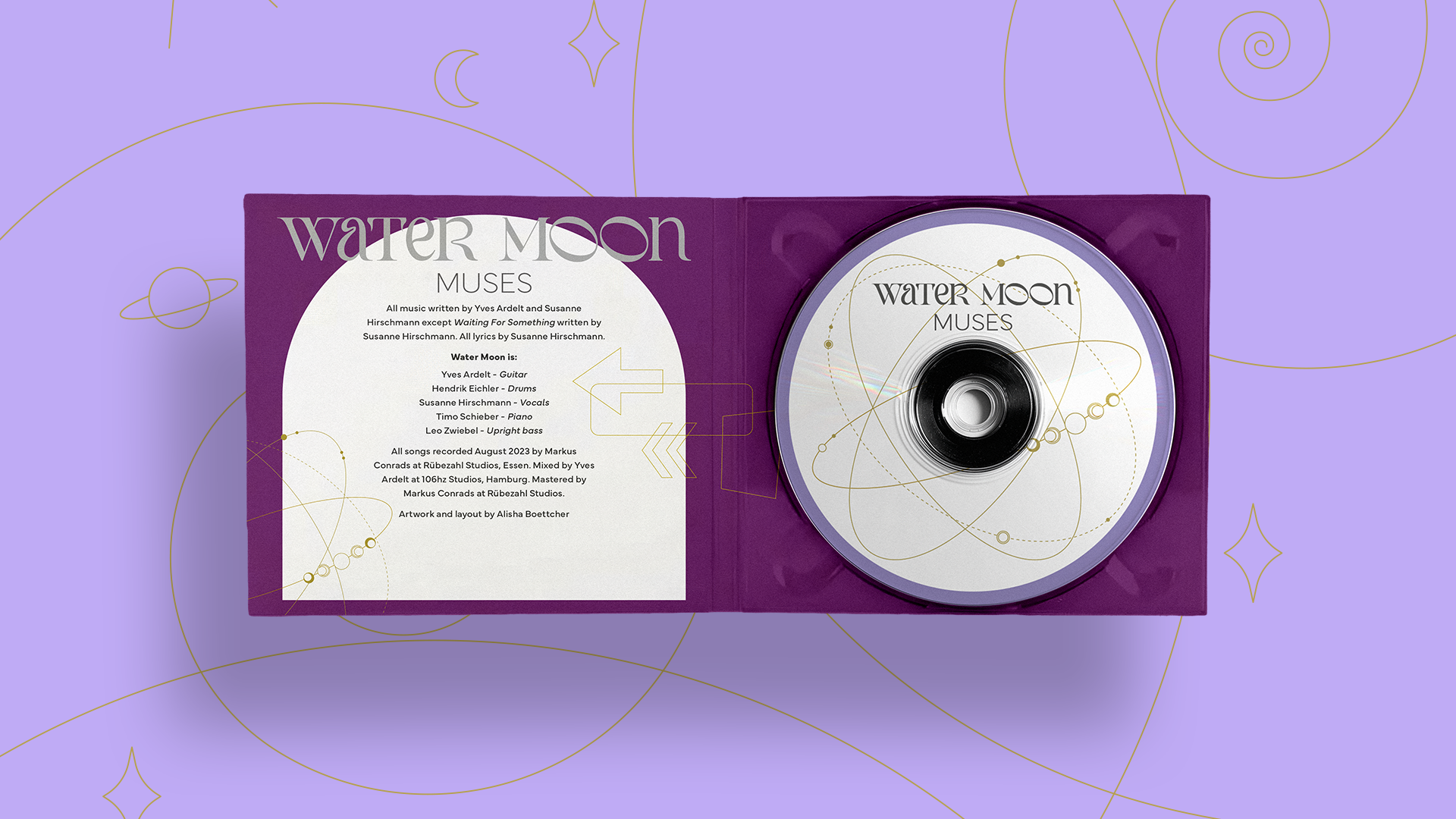 Offene CD-Hülle mit Infotext links und CD rechts auf lilafarbenem Hintergrund.